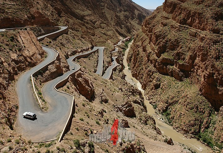 Serpentines mountain pass to Dades gorge