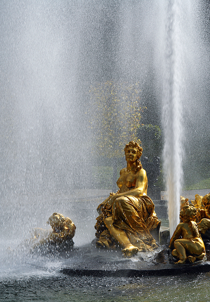 Golden sexy bathing beauty at Palace Linderhof