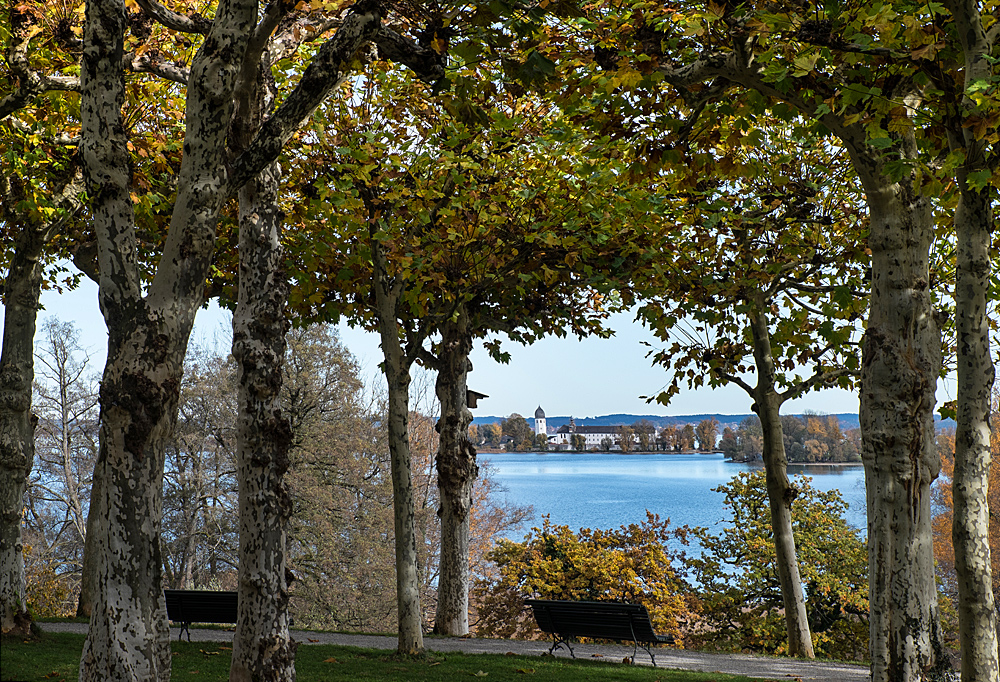 Blick vom Klostergarten der Herreninsel zur Fraueninsel