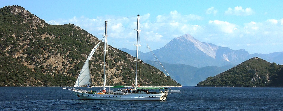 Segelschiff vor dem Taurusgebirge auf der Blauen Reise
