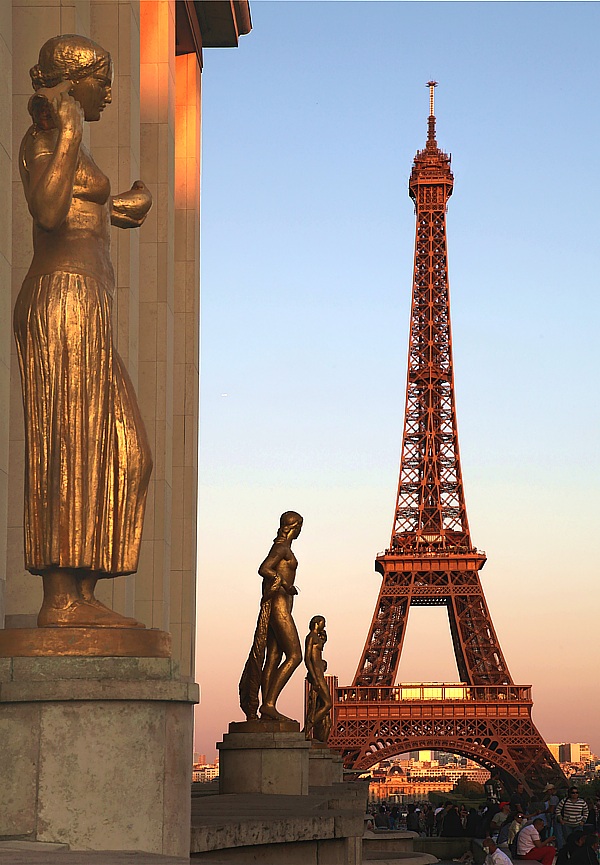 Eiffelturm mit Statuen am Place du Trocadero