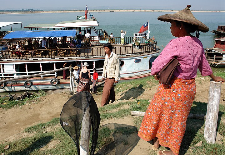 Im Hafen von Mandalay Schiff nach Mingun