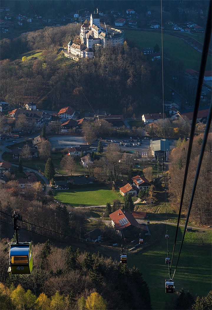 Kampenwand Kabinenseilbahn mit Schloss Hohenaschau