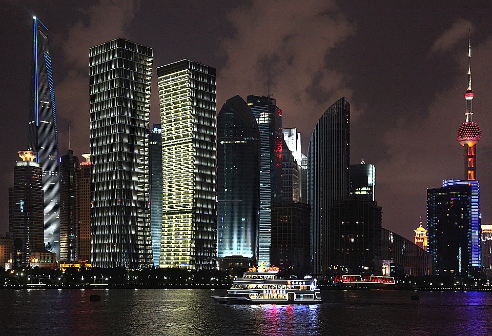 Skyline megacity Shanghai am Bund