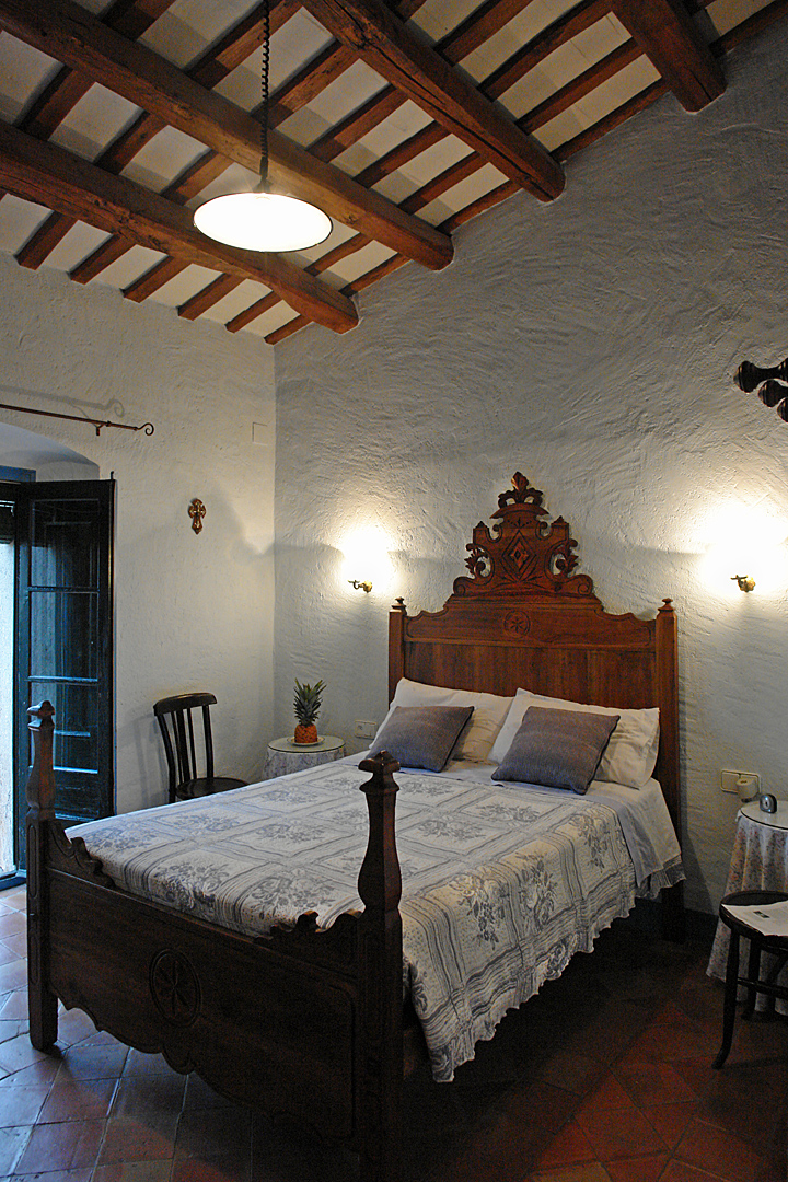 Rustic bedroom Can Massa in the village La Pera