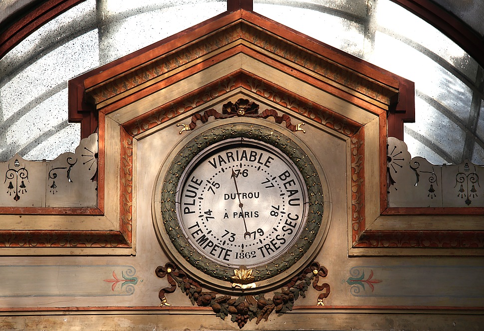 Nostalgisches Barometer von 1862 in der Passage du Grand Cerf