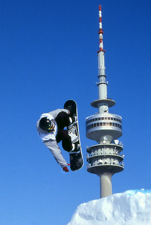 Snowboard Akrobatik in front of Olympiatower Munich