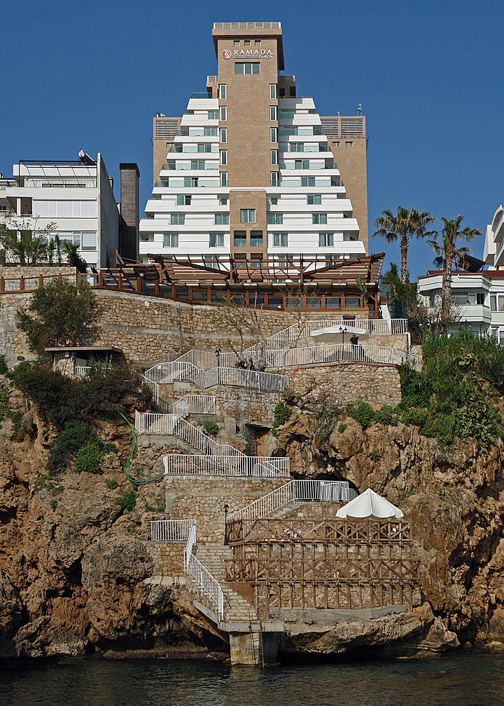 Hotel in der Steilkste von Antalya mit Treppe zum Meer