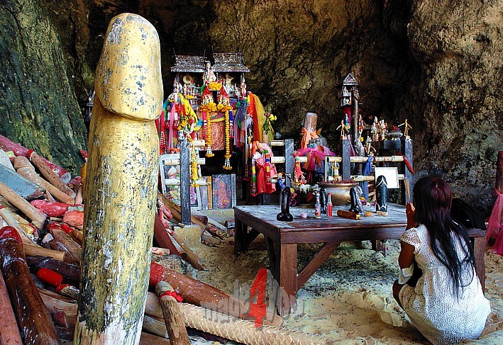 Opfergaben in der Phranang Cave