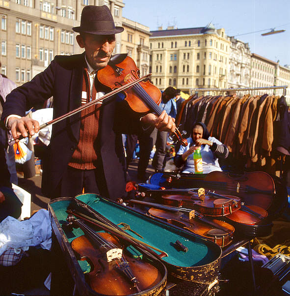 flea market Violin player at Naschmarket