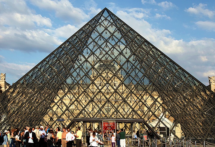 Pyramide im Louvre Museum