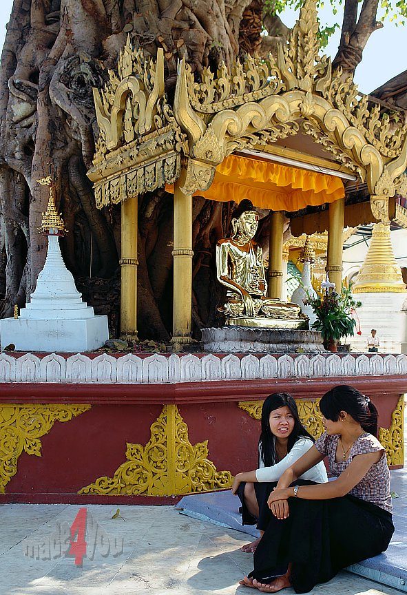 Smalltalk in Shwedagon Pagoda