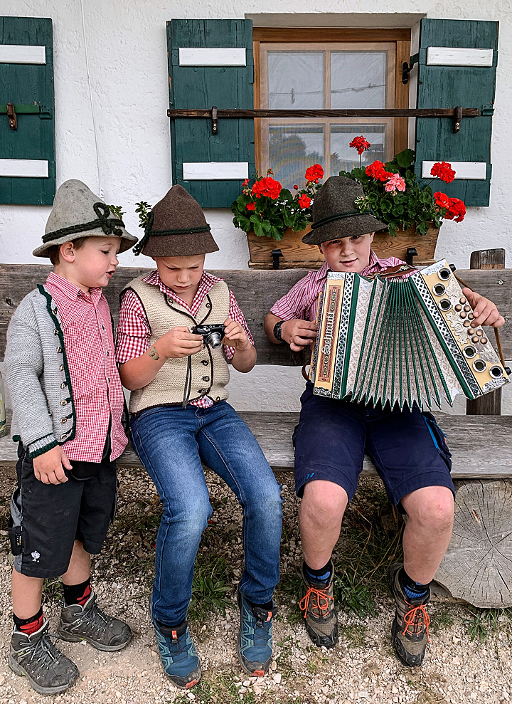 Little musicians at the cattle drive from the Rossfeldalm