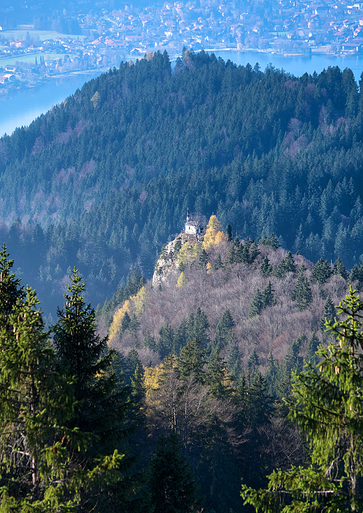 View from Baumgartenschneid mountain down to Riederstein chapel