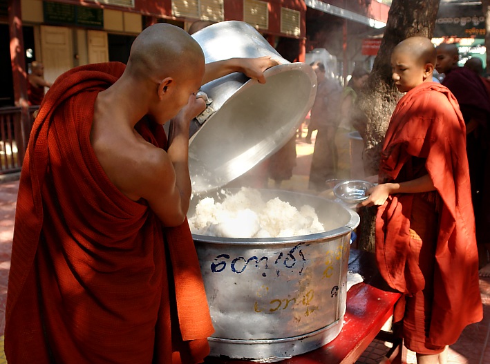 Meal in Mahagandhayon Monastery