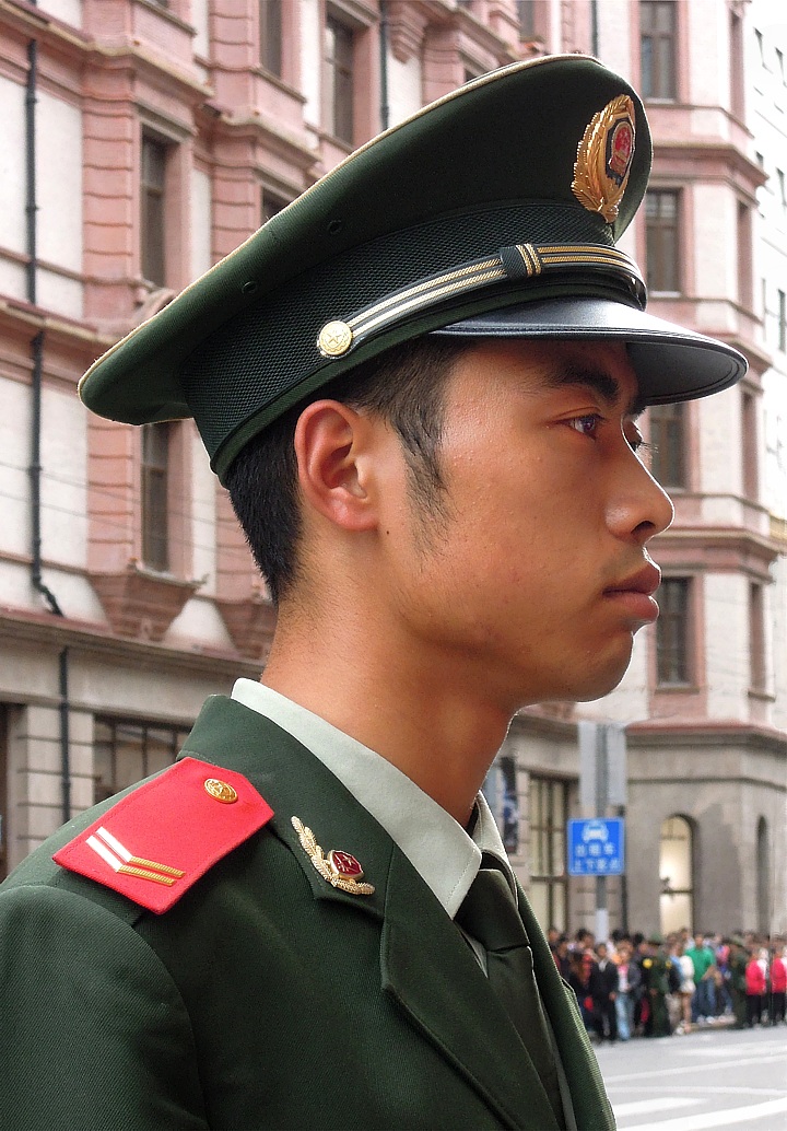 Polizist in der Nanjing Road in Shanghai