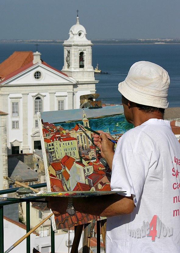 Painter at Miradouro Santa Luzia