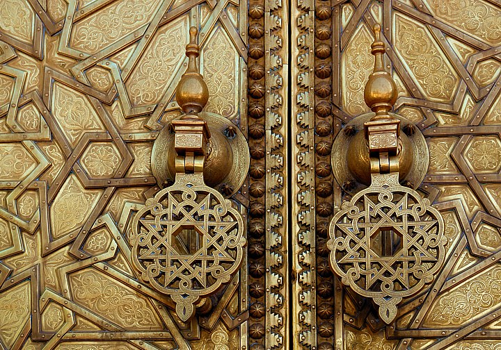 Verschlossene Messing Tore zum Knigspalast in Fez