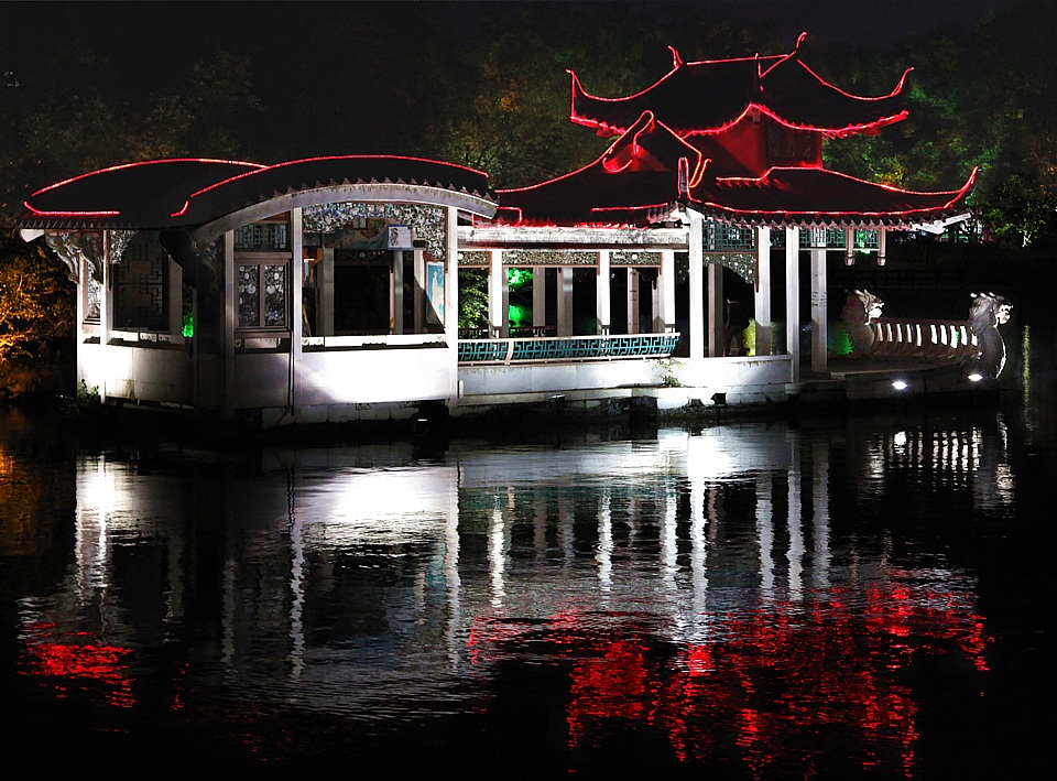 Teahouse Barke in the lake of Guilin
