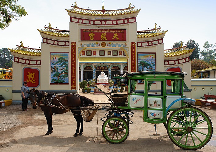 Kutsche vor dem chinesischen Tempel in Pyin Oo Lwin