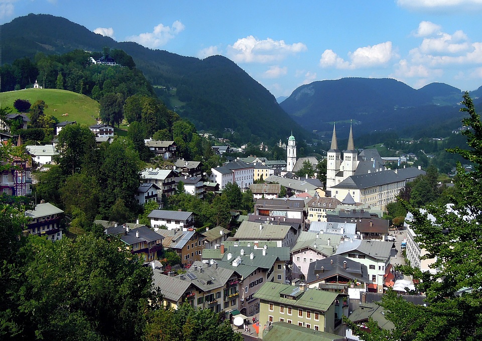 Blick vom Soleleitungsweg auf die Stadt Berchtesgaden