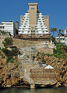 Hotel in der Steilkste von Antalya mit Treppe zum Meer