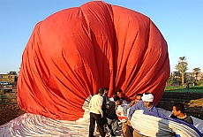 Der Ballon wird zusammengepackt