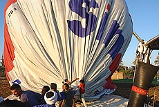 Die Bodencrew packt den Ballon zusammen