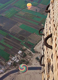 Balloon flight over ancient Theben