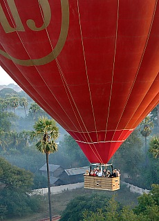 Der zweite Ballon streift fast die Baumwipfel