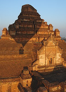 Balloon shadow on the Dhammayangyi Pagoda