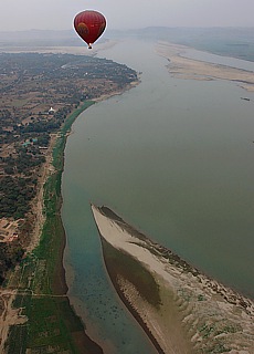 Balloons over Bagan am Ayeyarwady Fluss