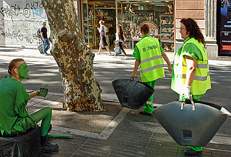 Green manikin and juggler on Las Ramblas