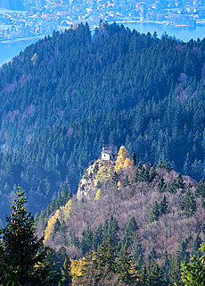 View from Baumgartenschneid mountain down to Riederstein chapel