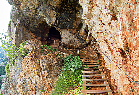 Tunnel am Thomas Eder Steig am Untersberg