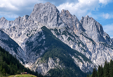 Siesta auf der Bindalm im Klausbachtal in der Ramsau