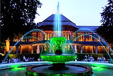 Springbrunnen vor dem Gradierwerk im Kurpark in Bad Reichenhall