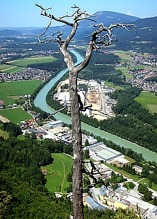 Blick vom kleinen Barmstein auf die Industrielandschaft von Hallein