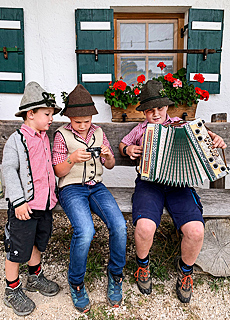 Little musicians at the cattle drive from the Rossfeldalm