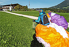 Paragliding landing in Schnau near Gasthof Kohlhiasl