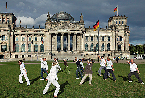 Gymnastics Chigong Yoga in front of German Reichstag