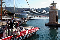 Kreuzfahrtschiff im Hafen von Marmaris