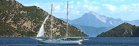 Segelschiff vor dem Taurusgebirge auf der Blauen Reise