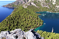 Blick von der Klippenwanderung hinunter in die Bucht von Monastir