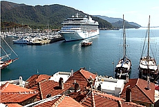 Kreuzfahrtschiff im Hafen von Marmaris