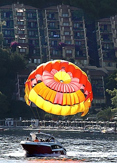 Motorboot Paragliding vor Luxushotel bei Fethiye