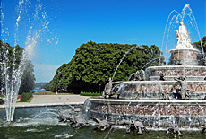 Springbrunnen und Durchblick auf Herreninsel