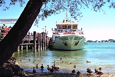 Schiff der Chiemsee Flotte am Steg der Herreninsel