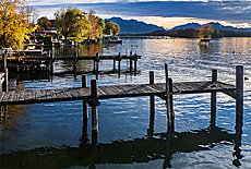 Bootsstege im Herbst auf der Fraueninsel