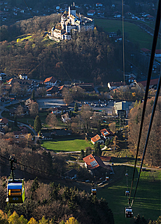 Kampenwand Kabinenseilbahn mit Schloss Hohenaschau